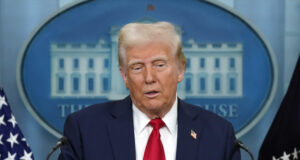 ОБНОВЕНА Тръмп потвърди, че няма оцелели при сблъсъка на самолет и хеликоптер над Вашингнон