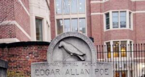 Облечен в черно мъж оставя в продължение на 60 години на днешната дата рози и бутилка коняк на гроба на Едгар Алън По