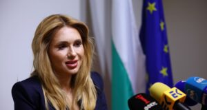 Отнемането на разрешителните на мобилните оператори няма да остави потребителите без услуги, смята председателят на КЗП Мария Филипова