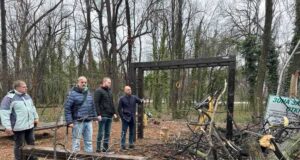 Паднало дърво нанесе щети върху фитнес площадка в пловдивския парк „Лаута”