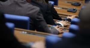 Парламентът гледа изменения в Закона за вероизповеданията и изслушва осем министри