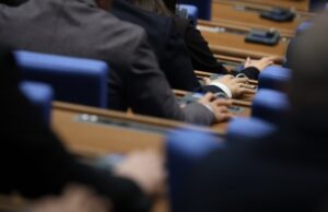 Парламентът гледа изменения в Закона за вероизповеданията и изслушва осем министри