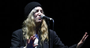 Певицата Пати Смит припадна на сцената в Бразилия