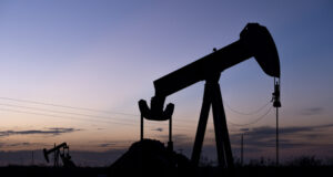 Петролът поскъпна до най-високото си ниво от близо половин година