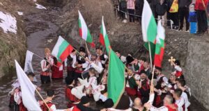 По изгрев слънце в Шипка спазиха богоявленската традиция