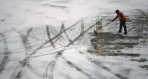 Полетите до основните летища в Белгия закъсняват заради валежите от сняг