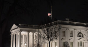 Председателят на Камарата на представителите на САЩ нареди знамената на Капитолия да бъдат вдигнати за встъпването в длъжност на Тръмп