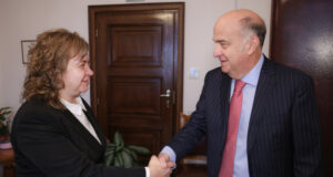 Председателят на Народното събрание Наталия Киселова разговаря с посланика на САЩ в България Кенет Мертен
