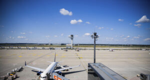 Пристигащите тази вечер самолети на летището на Берлин бяха съкратени наполовина заради лошото време