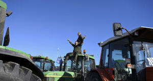 Протестиращи гръцки фермери затварят за един час дневно магистралата Атина – Солун