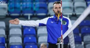 Първият и вторият съдия във волейбола вече са свързани със слушалки