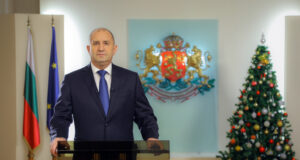 Време е заедно да потърсим път отвъд политическата немощ, корупцията и несигурността, каза президентът Румен Радев в новогодишното си обръщение