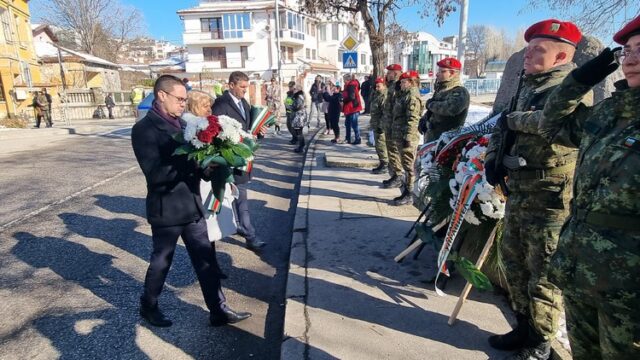 С камбанен звън от всички православни храмове и тържествен ритуал в Хасково бе отбелязана 147-годишнината от Освобождението