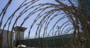 САЩ прехвърлиха 11 йеменски затворници от Гуантанамо в Оман, 15 души остават в американската база в Куба