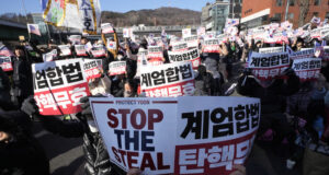 Поддръжници на Юн протестират срещу издадената заповед за ареста му. Снимка: АП/БТА