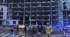 Трима души загинаха тази нощ при руска атака срещу Киев, съобщи военната администрация в украинската столица