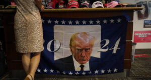 Тръмп представя официалната си снимка, поразително приличаща на снимката му от ареста