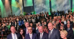 Трябва да се работи за обновяване на поколенията в земеделието и намаляване на бюрокрацията за фермерите, заяви ресорният еврокомисар