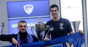 Феновете на Левски имаха възможност да се снимат с трите трофея преди последния домакински мач в Шампионската лига