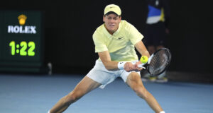 Яник Синер продължава защитата на титлата си от Откритото първенство на Австралия след бърза победа над Алекс де Минор на четвъртфиналите