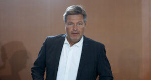 "Долу ръцете от нашата демокрация, г-н Мъск", каза германският вицепремиер Роберт Хабек в интервю за "Шпигел"