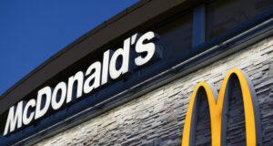 "МакДоналдс" с най-голям спад на продажбите в САЩ от близо пет години