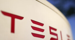 "Тесла" изтегля близо 380 000 превозни средства заради проблем със сервоусилвателя на волана