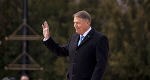 Бившият румънски президент Клаус Йоханис няма да получи протоколна вила, а апартамент, съобщи премиерът Марчел Чолаку