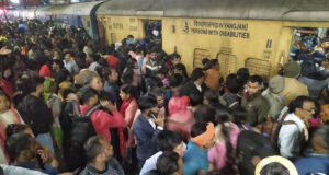 Блъсканица на гара в Индия взе най-малко 15 жертви