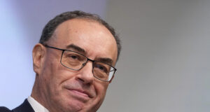 Британската централна банка свали водещите си лихви с 0,25 процентни пункта и понижи прогнозите си за икономически растеж