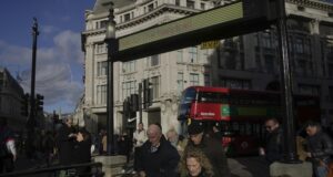 Британските заплати продължават да растат в края на 2024 г., показват официални данни