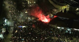 В Деня на сръбската държавност студентите пеят от часове по улиците на блокирания град Крагуевац