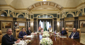 елегациите на САЩ и Русия, както и представители на Саудитска Арабия, в двореца "Дирия" в Рияд