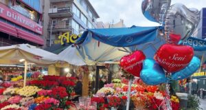 Влюбените хора в Турция с радост отбелязват 14 февруари; значително увеличени са цените на цветята по повод празника