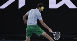 Водачът в схемата Даниил Медведев се класира за четвъртиналите на турнира по тенис в Марсилия