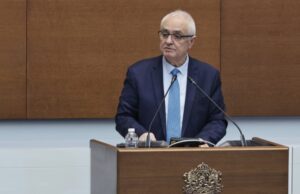 министърът на отбраната Атанас Запрянов (