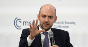 Връщането на Русия в Г-7 в момента е "немислимо", каза френският външен министър