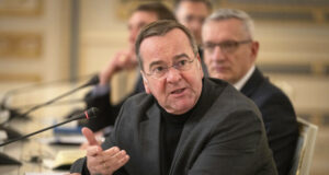 Германският министър на отбраната каза, че лидерът на консервативната опозиция Фридрих Мерц е "нанесъл щети на демокрацията"