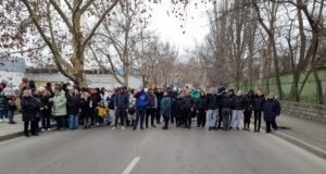 Граждани се събраха в Русе в подкрепа на тежко пострадалата при катастрофа жена