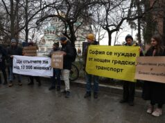 Граждани се събраха на протест пред Столичната община срещу спирането на две линии на нощния градски транспорт