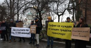 Граждани се събраха на протест пред Столичната община срещу спирането на две линии на нощния градски транспорт