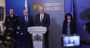 Теменужка Петкова на брифинг в Министерски съвет, с участието и на премиера Росен Желязков.