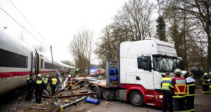 Дванадесет души ранени при сблъсък на влак с камион край Хамбург