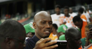 Дидие Дрогба и Майкъл Есиен защитиха Жозе Моуриньо, който бе обвинен в расизъм