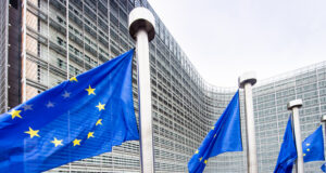 ЕК ще изчака с обявяването на конкретния отговор срещу митата на САЩ