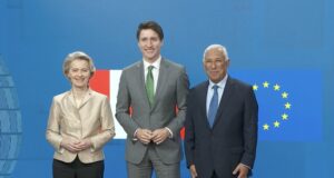 Урсула фон дер Лайен, Джъстин Трюдо и Антониу Коща при посрещането на канадския премиер в Брюксел / Снимка: ЕС