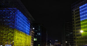 По повод третата годишнина от началото на войната в Украйна снощи сградите на ЕК и на Европейския съвет в Брюксел бяха осветени в цветовете на украинското знаме