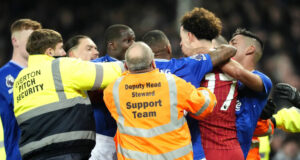 Евертън и Ливърпул осъдиха расистките обиди към Абдулай Дукуре