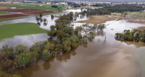 Един човек загина, а хиляди са призовани да се евакуират заради наводнения в Североизточна Австралия