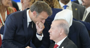 Ердоган приветства в телефонен разговор с Макрон пътната карта на европейците за вдигане на санкциите, наложени на Сирия.